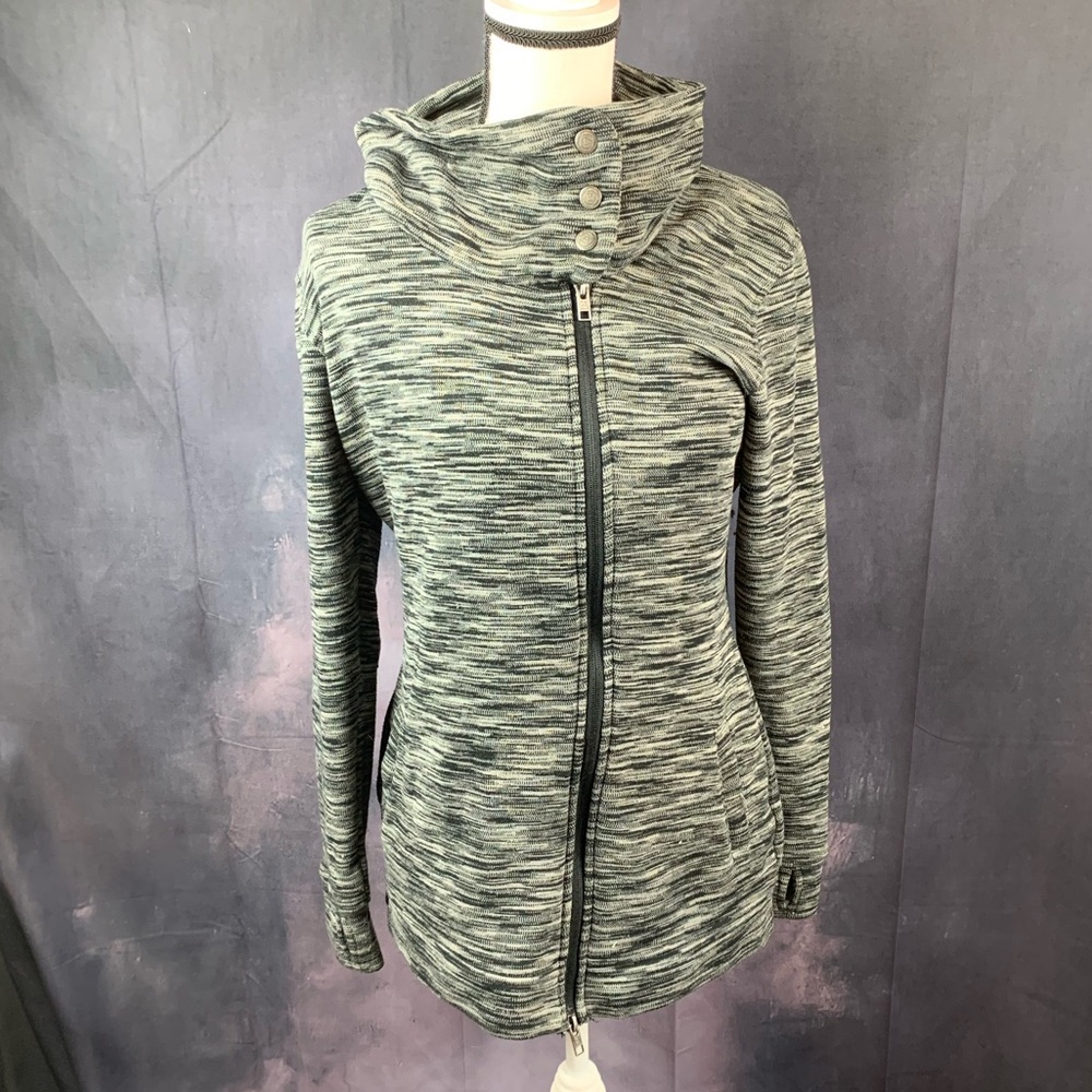 Avalanche jacket with high neck snaps finger holes